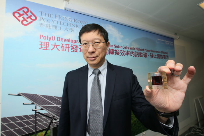 Профессор Чарльз Чи Сурья демонстрирует образец гибридной солнечной батареи