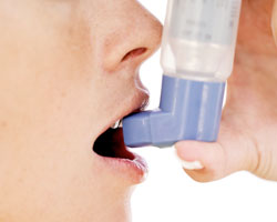 Во время беременности женщинам ни в коем случае не рекомендуется прекращать прием препаратов против астмы до консультации с врачом