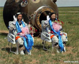 Китайские космонавты благополучно приземлились