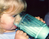 Пить жирное молоко полезно для детской конституции