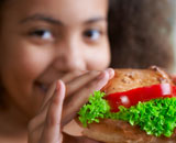 Школьники чаще выбирают здоровую пищу, если причастны к ее появлению в меню