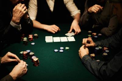 Чтобы добиться успеха в покере, мало уметь играть в карты