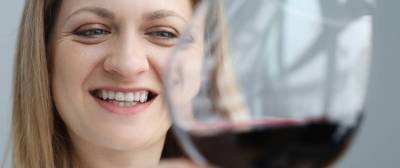 Сэкономить на вине помогут бокалы меньшего объема