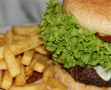 Гамбургеры и картофель фри могут вызвать приступ астмы