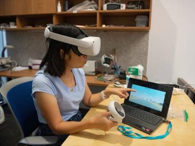Гарнитура VR с датчиками ЭЭГ поможет людям с тревожностью и повысит безопасность полетов