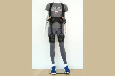 Создан экзоскелет, помогающий пациентам с Паркинсоном ходить без замираний